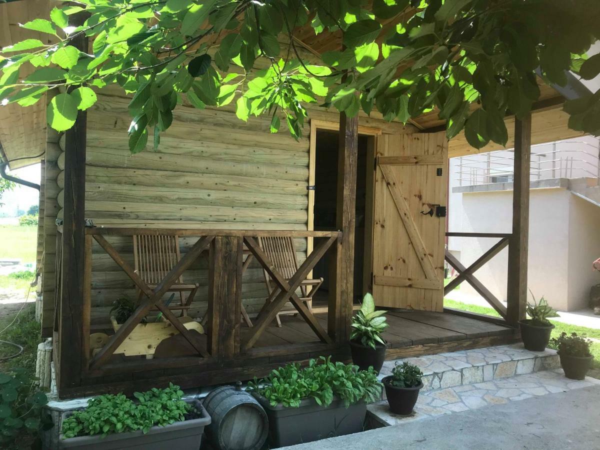 Eko Apartmani Krackovic Golubovci Exteriör bild