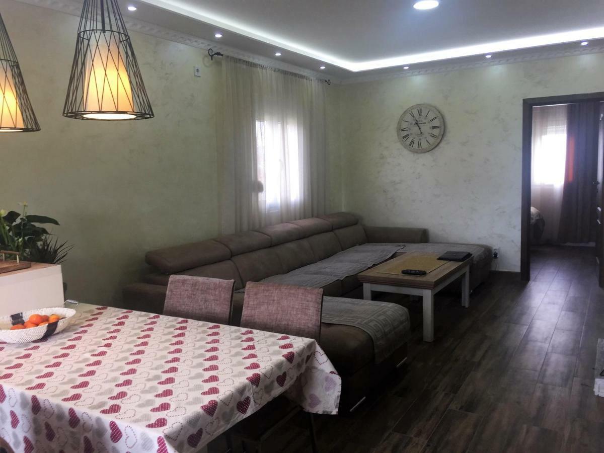 Eko Apartmani Krackovic Golubovci Exteriör bild