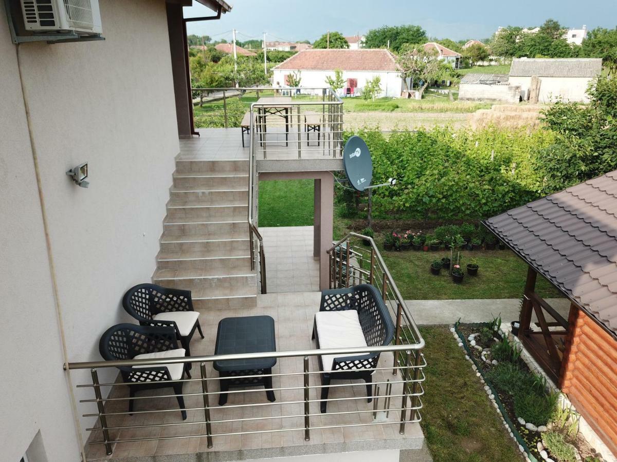 Eko Apartmani Krackovic Golubovci Exteriör bild