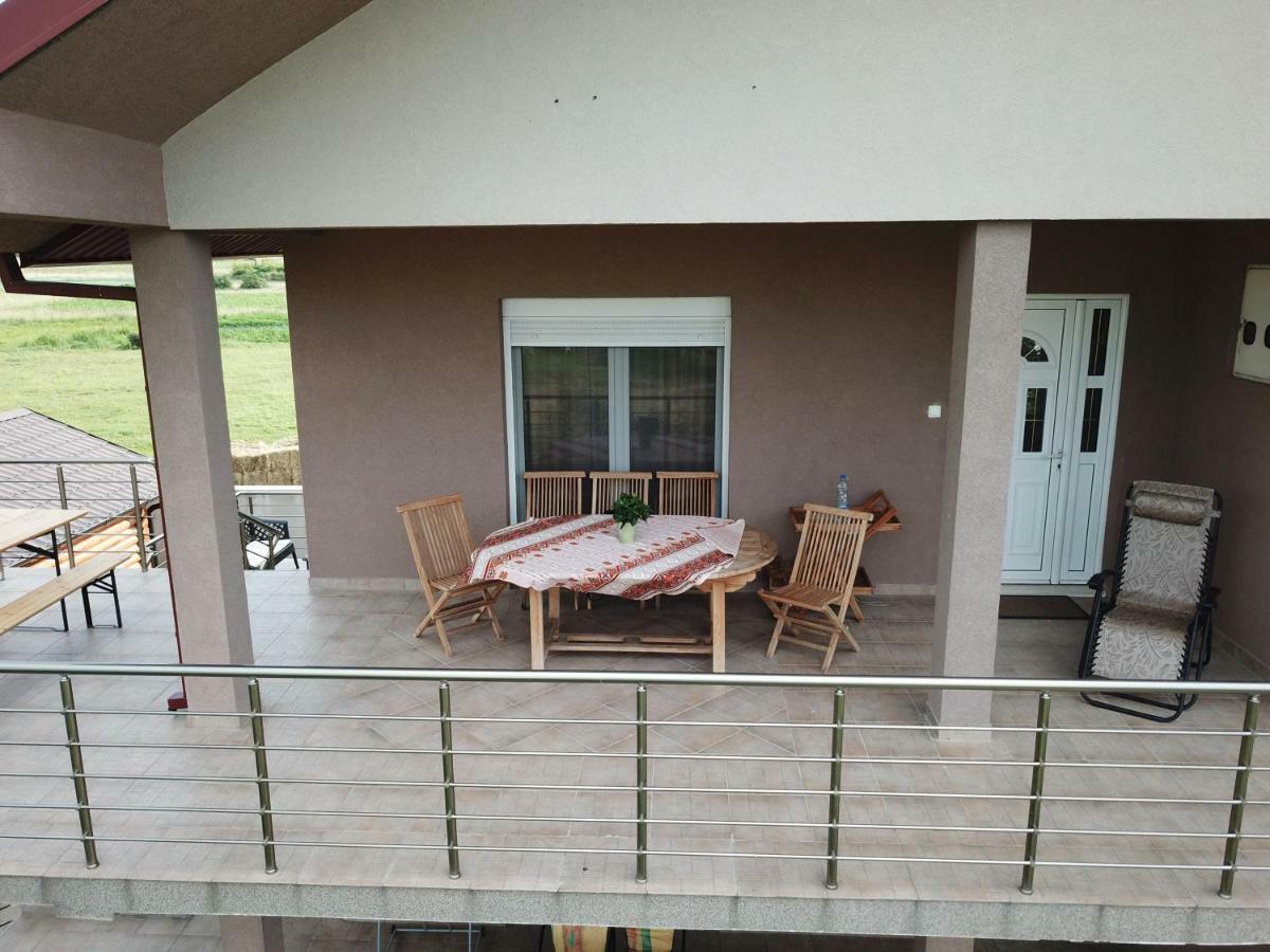 Eko Apartmani Krackovic Golubovci Exteriör bild
