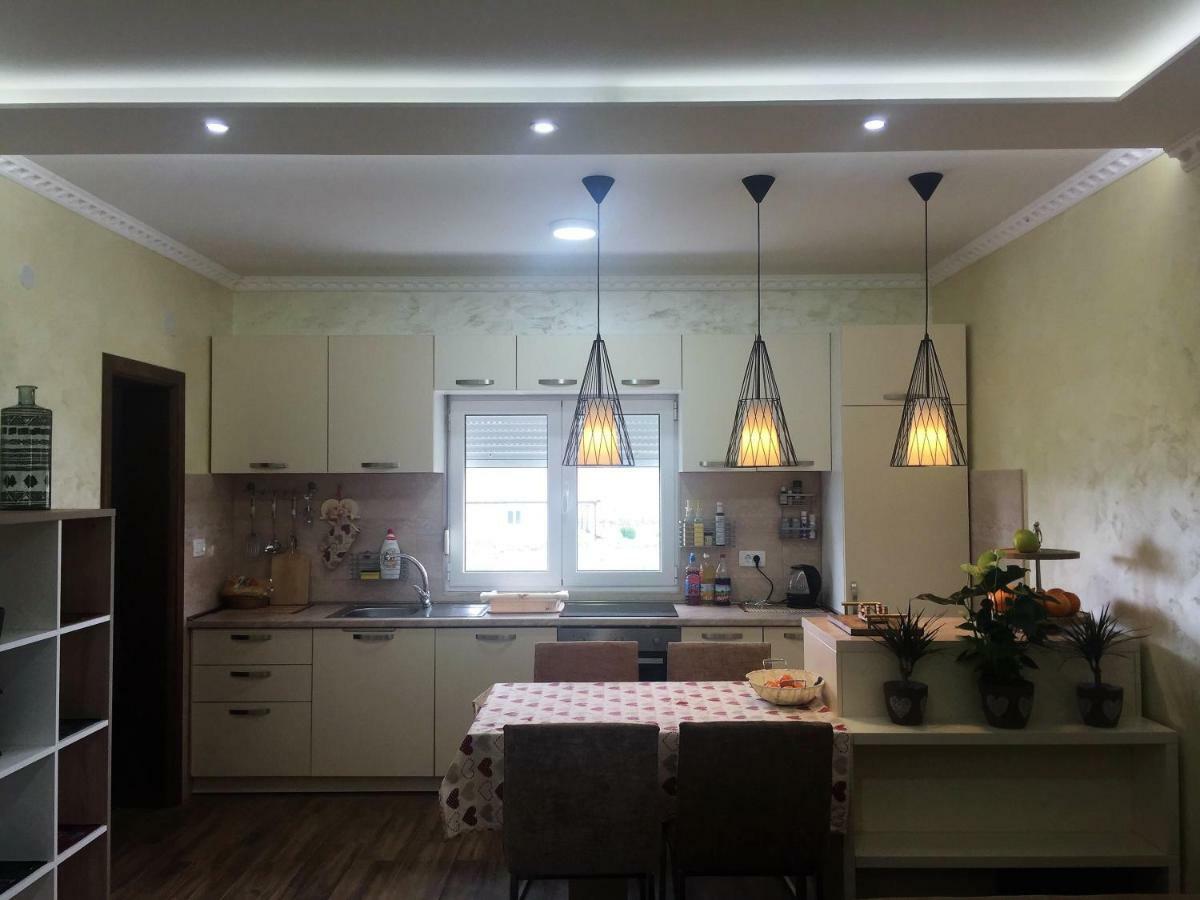 Eko Apartmani Krackovic Golubovci Exteriör bild