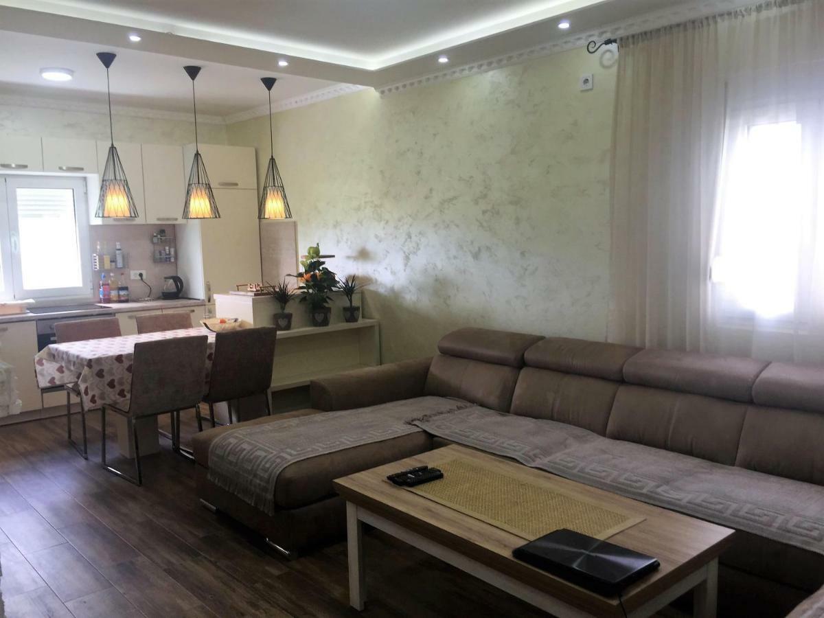 Eko Apartmani Krackovic Golubovci Exteriör bild